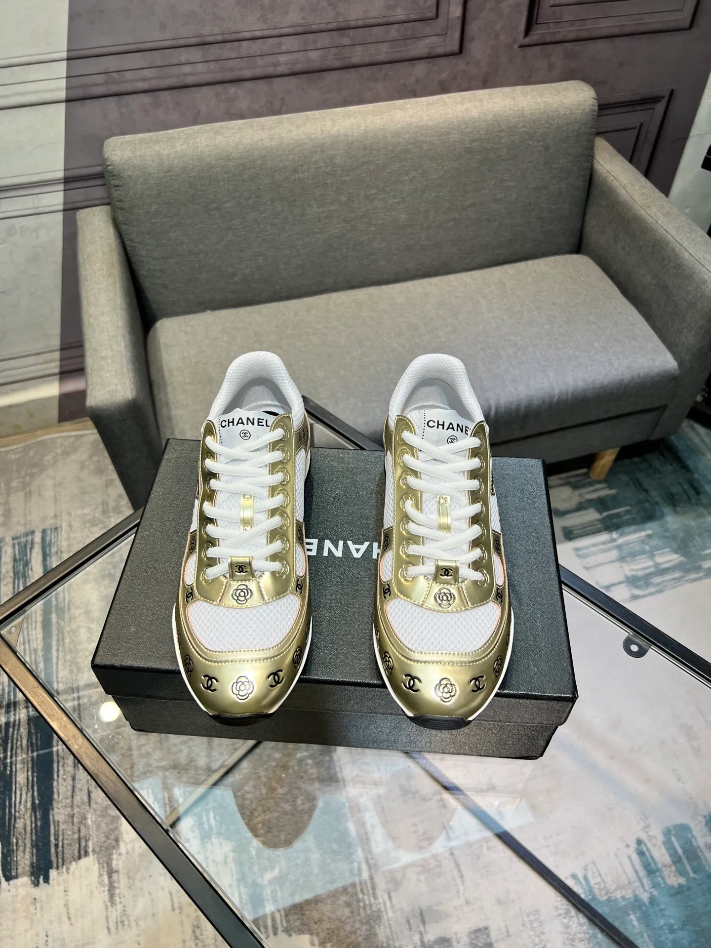 Men's men's shoes 💰640 Exclusive real shot (top version) CHANEL Chanel 2025ss color matching thick-soled casual sports shoes and sneakers. The counter is synchronized. The counter is very popular. A shoe that is very difficult to buy. The most popular thick-soled panda shoes on the Internet. It can be imagined that Xiaoxiang control can't miss it. It has both good looks and comfort. Simple and versatile white shoes. The thick sole increases the height and is super versatile. Close your eyes and wear it. Whoever wears it will look better. Upper: calfskin Lining: imported sheepskin lining Outsole: TPU original outsole Size: 35-44 (customized for women 41 and 40, and 45 for men)